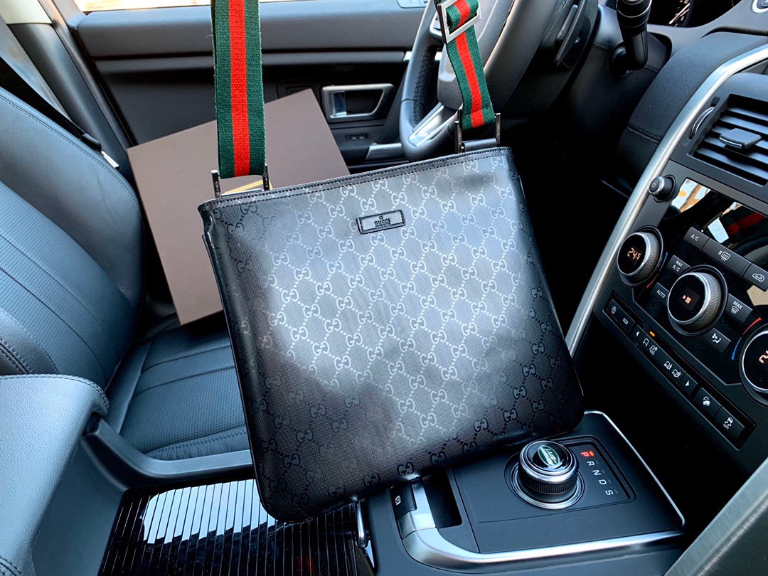 J0 高端货 “Gucci 古奇 Gucci ”单肩包 顶级进口原厂面料 超高清五金logo标志、专用里内里。超顺滑拉链、油边超平滑、做工精致每个细节到位男人必备款。配：礼盒201446规格32/28/2。p185