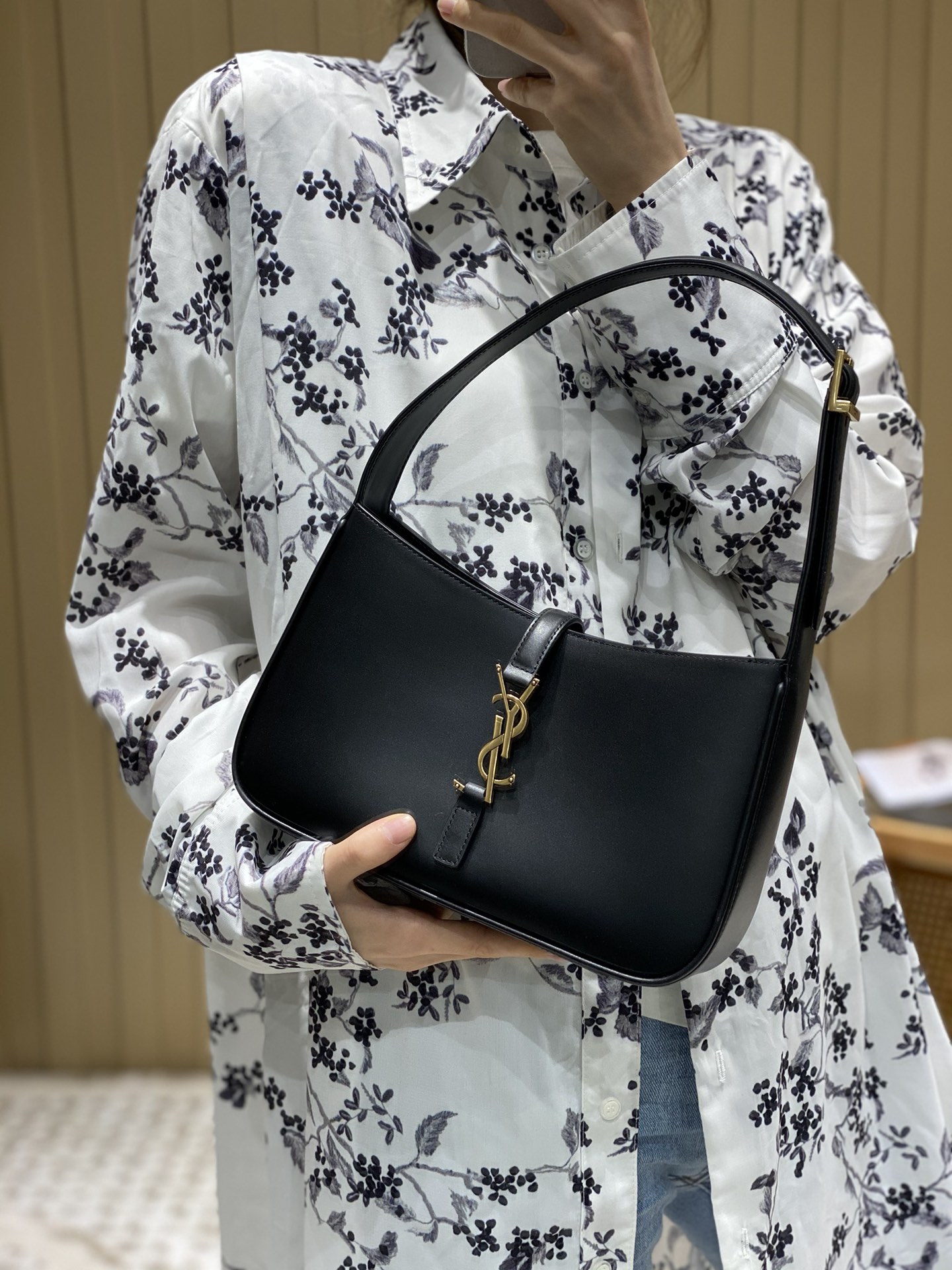 Saint laurent Ysl LE 5 À 7 平纹腋下包 657228黑色