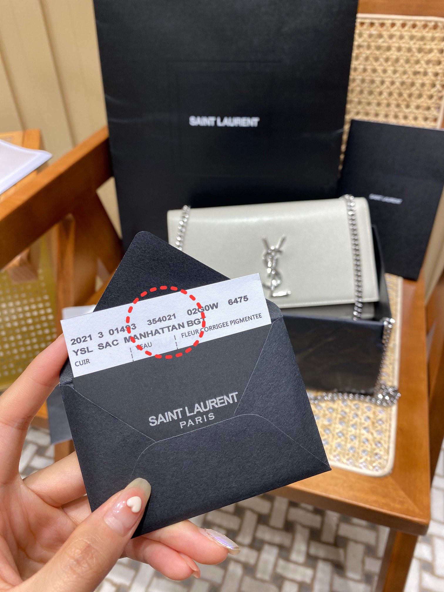 YSL 𝑲𝒂𝒕𝒆 𝟮𝟰𝒄𝒎 鱼子酱斜挎链条包 白色/银扣