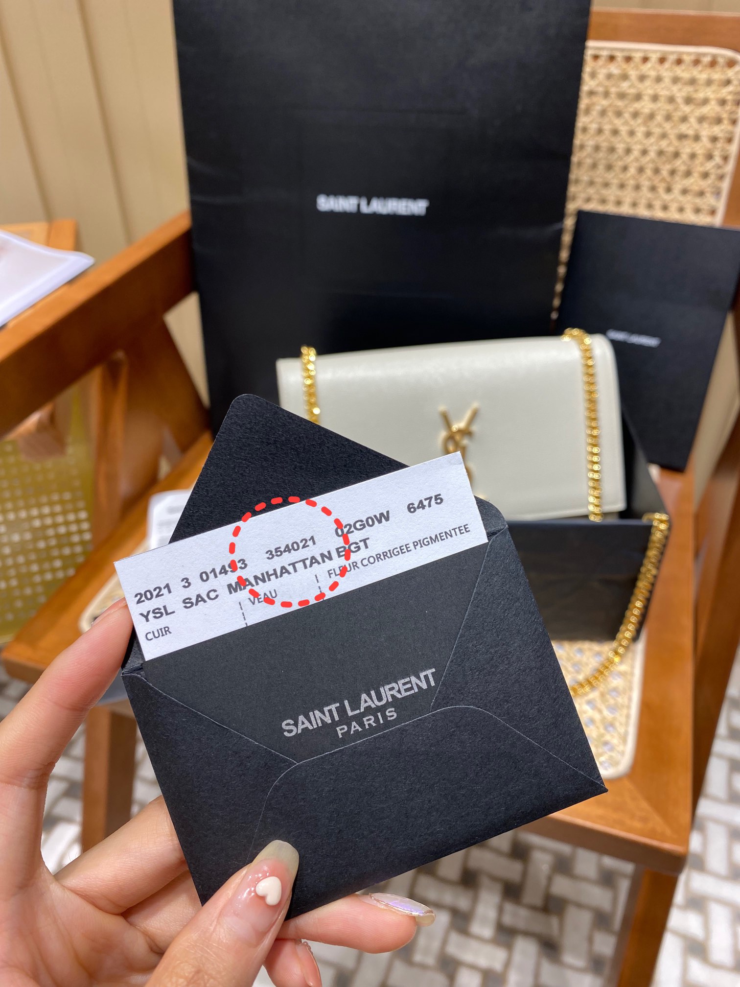 YSL 𝑲𝒂𝒕𝒆 𝟮𝟰𝒄𝒎 鱼子酱斜挎链条包 白色/金扣