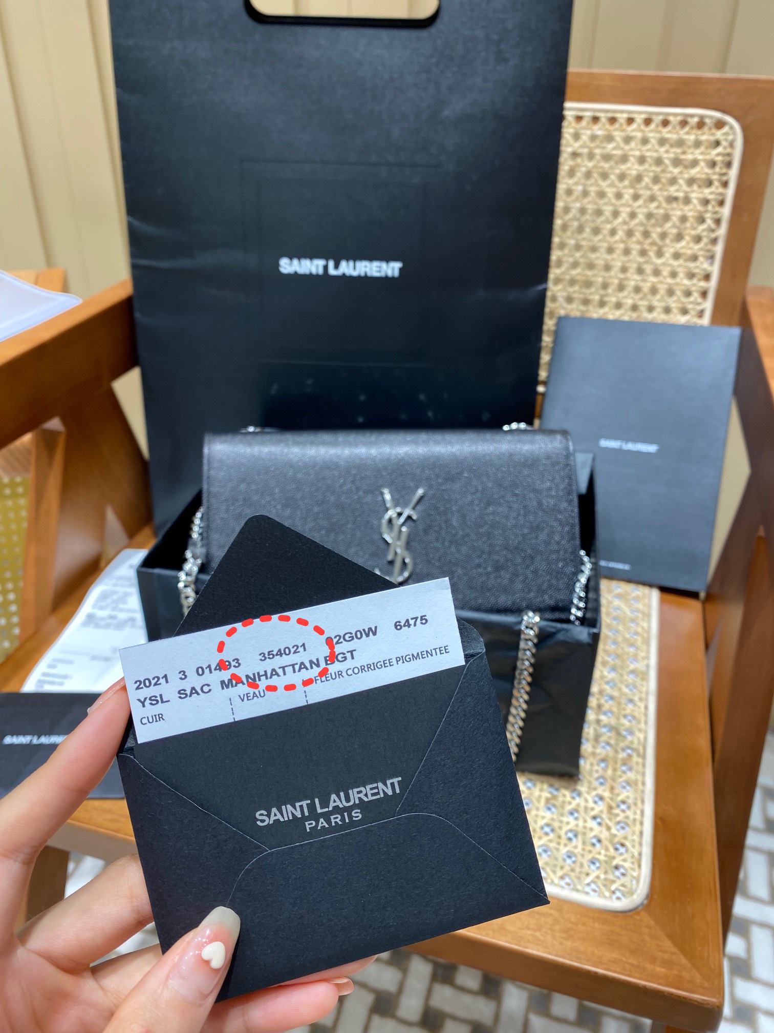 YSL 𝑲𝒂𝒕𝒆 𝟮𝟰𝒄𝒎 球纹斜挎链条包 黑色/银扣