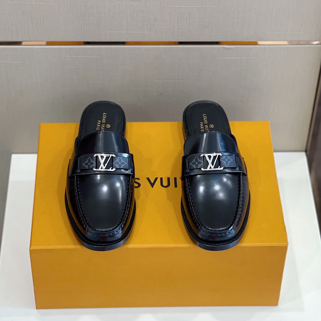 NO:344699,L's leather outsole sandals present avant-garde configuration with classic elements of the iconic brand, and the brand letters embellish the upper. The painted cowhide sets off the metal texture, and the traditional Blake structure and hand-stitched upper show exquisite craftsmanship. Patent leather cowhide upper + cowhide inner + leather outsole!  Size:38-44.,,louis vuitton,cowhide,Leather soles19860909L家真皮大底凉拖 以标志性品牌经典元素呈现前卫构型,品牌字母点缀鞋面.漆面牛皮衬托金属质感,传统布雷克结构和手缝鞋面彰显精湛工艺. 漆皮牛皮鞋面+牛皮内里+真皮大底！ Size:38-44.,,louis vuitton,cowhide,Leather soles,Men's shoes