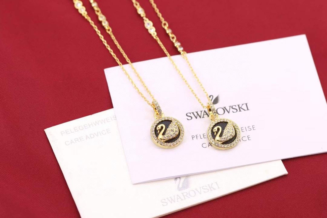 批150 💰Swarovski 黄金黑皮天鹅 锁骨项链

就以这款缔造浪漫清新的魅力﹗在黑色真皮的衬托下，施华洛世奇天鹅标志上的密镶Swarovski仿水晶闪闪生光。