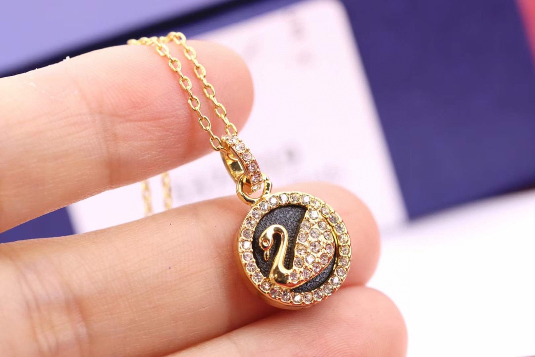 批150 💰Swarovski 黄金黑皮天鹅 锁骨项链

就以这款缔造浪漫清新的魅力﹗在黑色真皮的衬托下，施华洛世奇天鹅标志上的密镶Swarovski仿水晶闪闪生光。