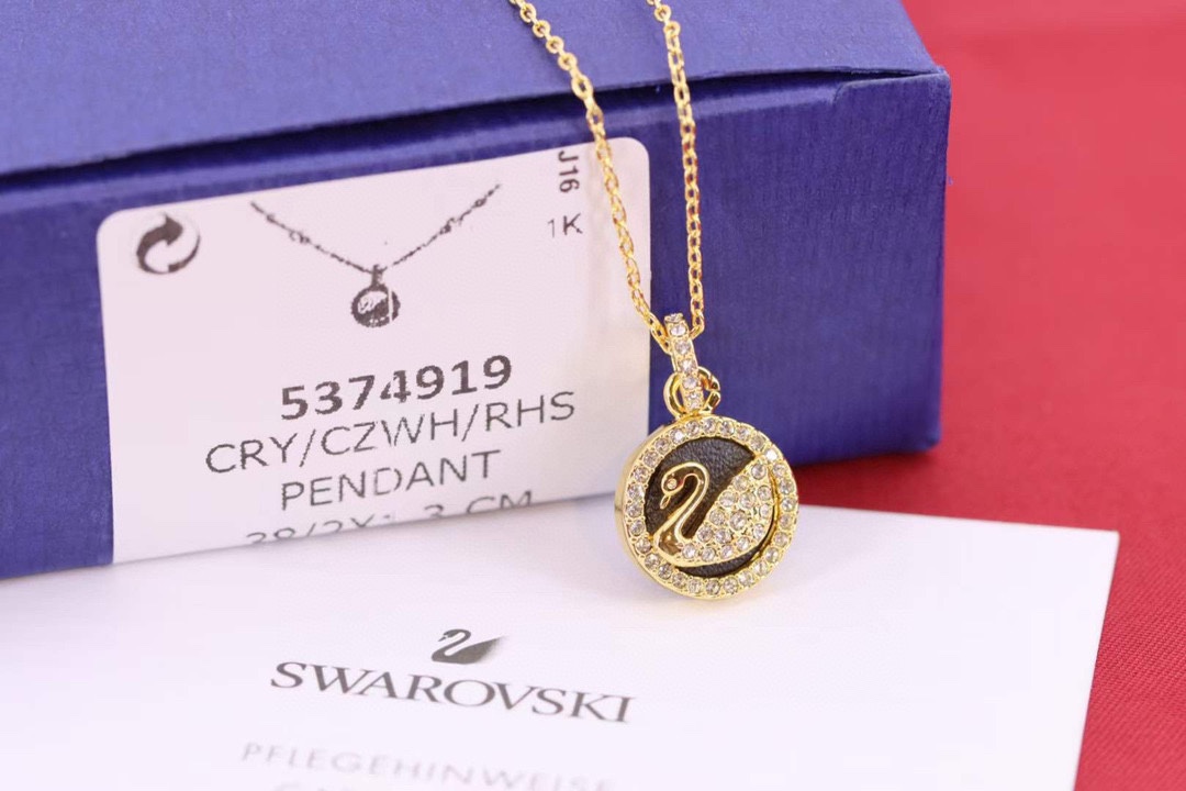 批150 💰Swarovski 黄金黑皮天鹅 锁骨项链

就以这款缔造浪漫清新的魅力﹗在黑色真皮的衬托下，施华洛世奇天鹅标志上的密镶Swarovski仿水晶闪闪生光。