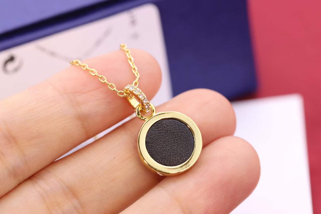 批150 💰Swarovski 黄金黑皮天鹅 锁骨项链

就以这款缔造浪漫清新的魅力﹗在黑色真皮的衬托下，施华洛世奇天鹅标志上的密镶Swarovski仿水晶闪闪生光。