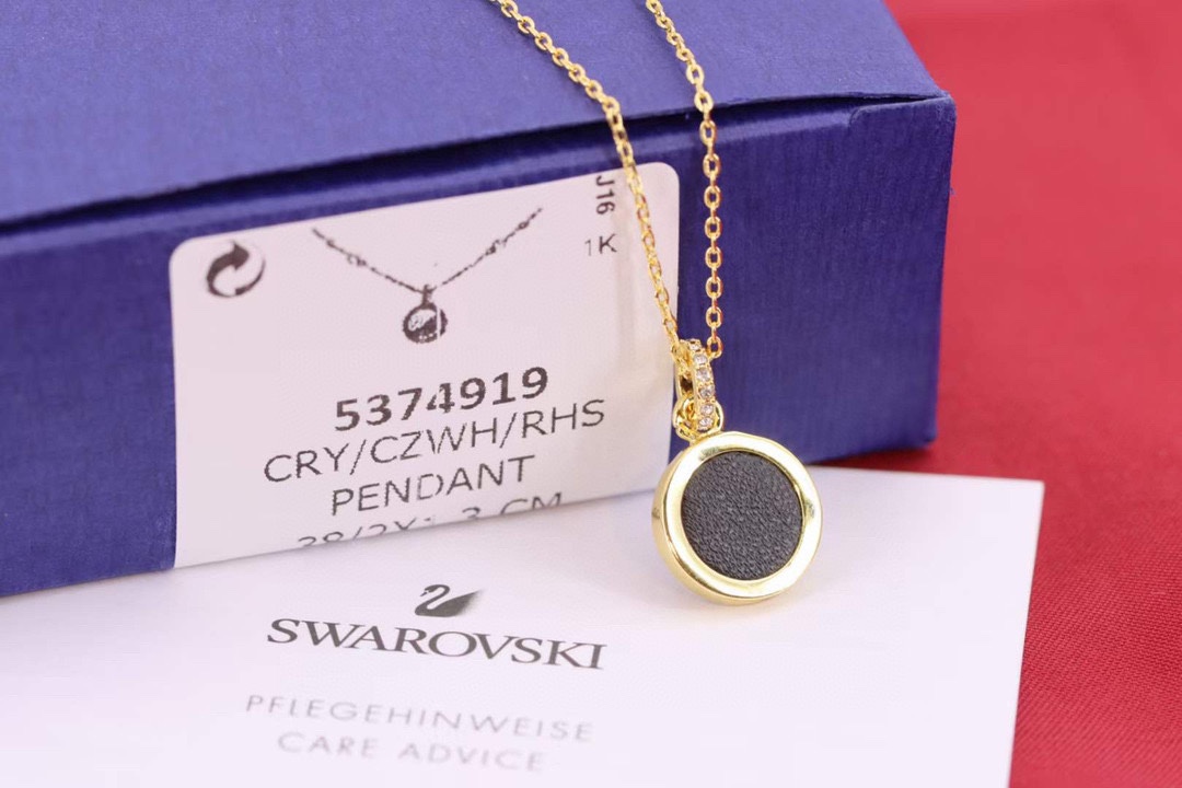 批150 💰Swarovski 黄金黑皮天鹅 锁骨项链

就以这款缔造浪漫清新的魅力﹗在黑色真皮的衬托下，施华洛世奇天鹅标志上的密镶Swarovski仿水晶闪闪生光。