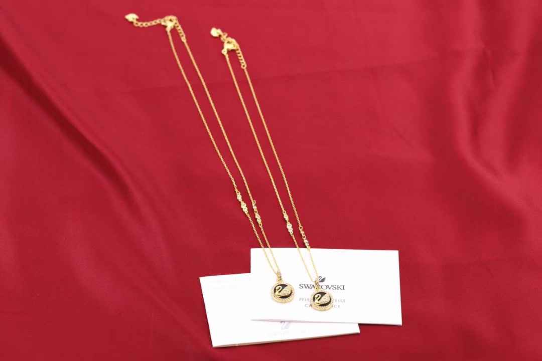 批150 💰Swarovski 黄金黑皮天鹅 锁骨项链

就以这款缔造浪漫清新的魅力﹗在黑色真皮的衬托下，施华洛世奇天鹅标志上的密镶Swarovski仿水晶闪闪生光。