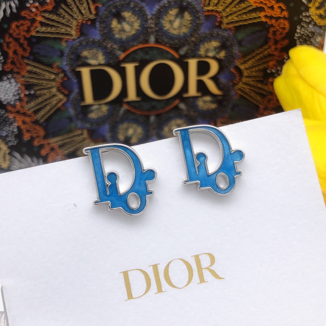 I0  Dior 迪奥  原单新品 DIOR字母蓝色滴油耳钉 高端品质，专柜1:1开模，专柜原版同黄铜材质高级925银针防过敏处理，CNC精雕刻， 细节无可挑剔，百搭不挑脸型，时尚自信且不张扬，使其魅力爆灯。女神必备款