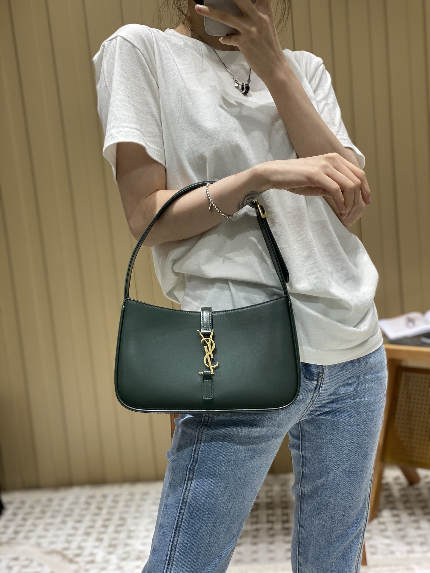 Saint laurent Ysl LE 5 À 7 平纹腋下包 657228绿色