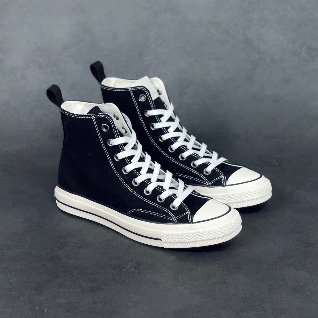 G0 野口强Addict匡威 重磅回归 Converse x N.Hollywood x 野口强 三方联名高端支线，这双Addict鞋出自泥萌男神木村拓哉的御用造型师野口强和N.Hoolywood主理人尾花大辅之手，算是帆布鞋的巅峰之作。纪念意义就不必多数了，潮范实力更是屹立不倒。余文乐等明星潮咖为之痴迷。 “你跟穿巴黎世家的跑了，却不知我的匡威 K0 0。”说的就是这款野口强三方联名，鞋头更有弧度，比普通版本要窄，使用的帆布比普通更厚实，真皮内里，外搭载Vibram黄金大底以及Poron的避震材质鞋垫的，提升缓冲机能，穿起来非常舒适，有“踩屎感”。