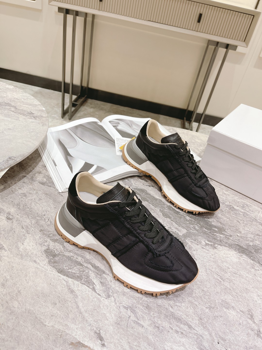 NO:592697,[Masion MargieIa] Margiela's new retro sneakers from the spring and summer Runner series are based on the classic sneaker silhouette and are designed with deconstructed elements. The classic brand digital logo is perfectly displayed on the tail of the shoe. The circle surrounds the shoe line '22' logo, and is spliced with canvas, leather and pioneer nylon fabrics. It is full of fun and fully demonstrates Margiela's fashionable design. It will be at its peak when it is launched. The upper foot is the king [呲呲] HK7K purchased and developed by Duoyang.  1:1 private model outsole. After 3 months of continuous debugging and development, it goes without saying that it is difficult. Ten thousand words are omitted here...but it still cannot stop our determination to pursue perfection [Hey ha] [Hey ha] The material and workmanship are consistent with the original version. Welcome to compare with the ordinary version on the market. Customized original canvas cowhide with mixed sheepskin inside. The original wear-resistant velvet combination bottom. Black and white and green colors. Code numbers: 35-40 for women and 39-45 for men.  Running volume price p, casual shoes/sports shoes, masion margiela, sneakers, cowhide, sheepskin19860909【Masion MargieIa】马吉拉春夏Runner系列新款Retro运动鞋 以经典球鞋的版型为基础 加入解构元素设计 经典品牌数字logo在鞋尾完美呈现 圆圈围绕鞋履线“22”标志,帆布 皮革以及先锋尼龙面料拼接 玩味十足 尽显马吉拉时髦设计感 上市即巅峰 上脚即王者[呲牙] HK7K多大洋购入开发 1比1私模大底 经过3个月我们不断的调试研发 个中艰辛 不言而喻此处省略一万字...但依然阻挡不了我们追求完美的决心[嘿哈][嘿哈] 材质做工均和原版一致 欢迎对比市面普通版本 定制级原版帆布牛皮 内里混种羊皮 原版一致耐磨绒组合底 黑白绿三色 码数:女35-40 男39-45 跑量价p,休闲鞋/运动鞋,masion margiela,sneakers,cowhide,sheepskin,Women's Shoes