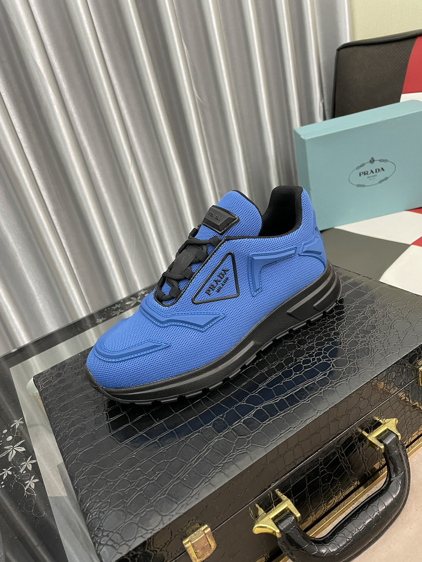 J0   Prada 普拉达 香港专柜休闲鞋，进口特殊面料优质做工，鞋面采用透气飞织弹力立体面料，舒适透气内里，原版柔软橡胶大底 ，休闲时尚，高端品质，