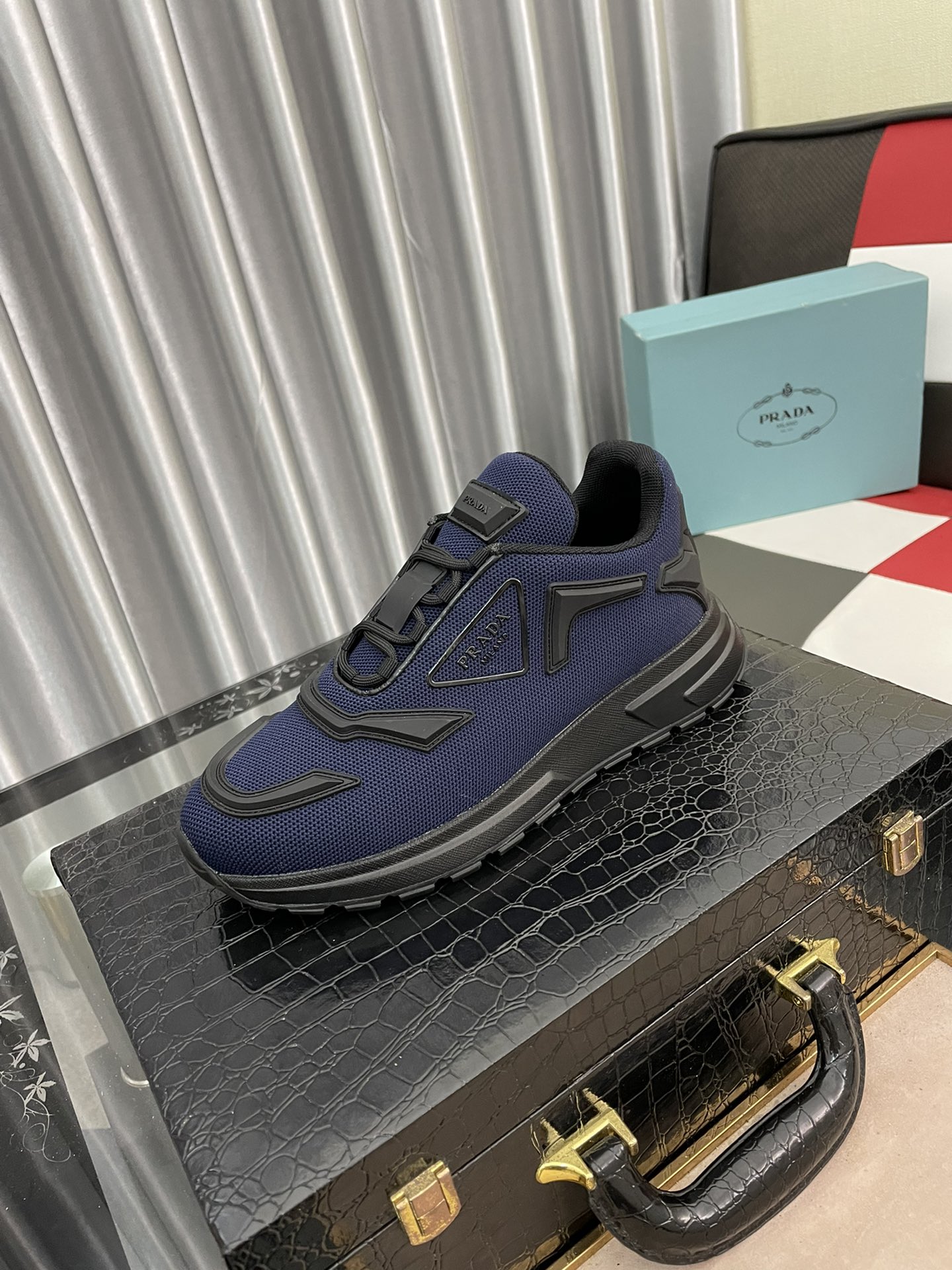 J0   Prada 普拉达 香港专柜休闲鞋，进口特殊面料优质做工，鞋面采用透气飞织弹力立体面料，舒适透气内里，原版柔软橡胶大底 ，休闲时尚，高端品质，