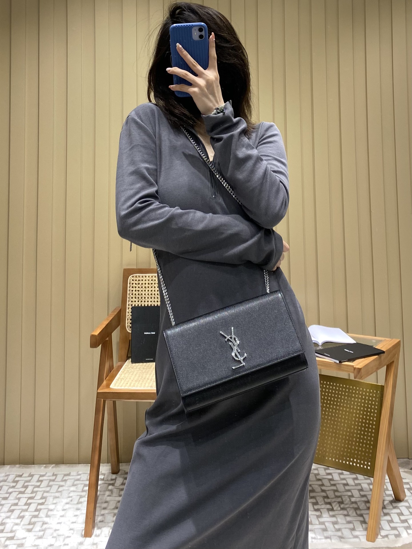 YSL 𝑲𝒂𝒕𝒆 𝟮𝟰𝒄𝒎 球纹斜挎链条包 黑色/银扣