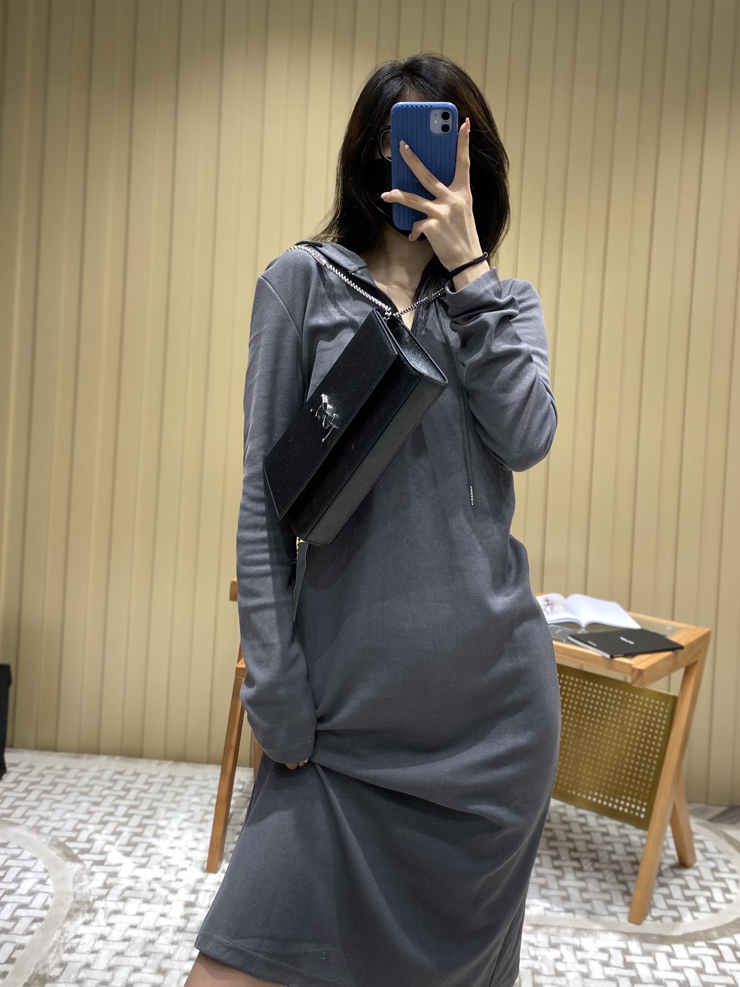 YSL 𝑲𝒂𝒕𝒆 𝟮𝟰𝒄𝒎 球纹斜挎链条包 黑色/银扣