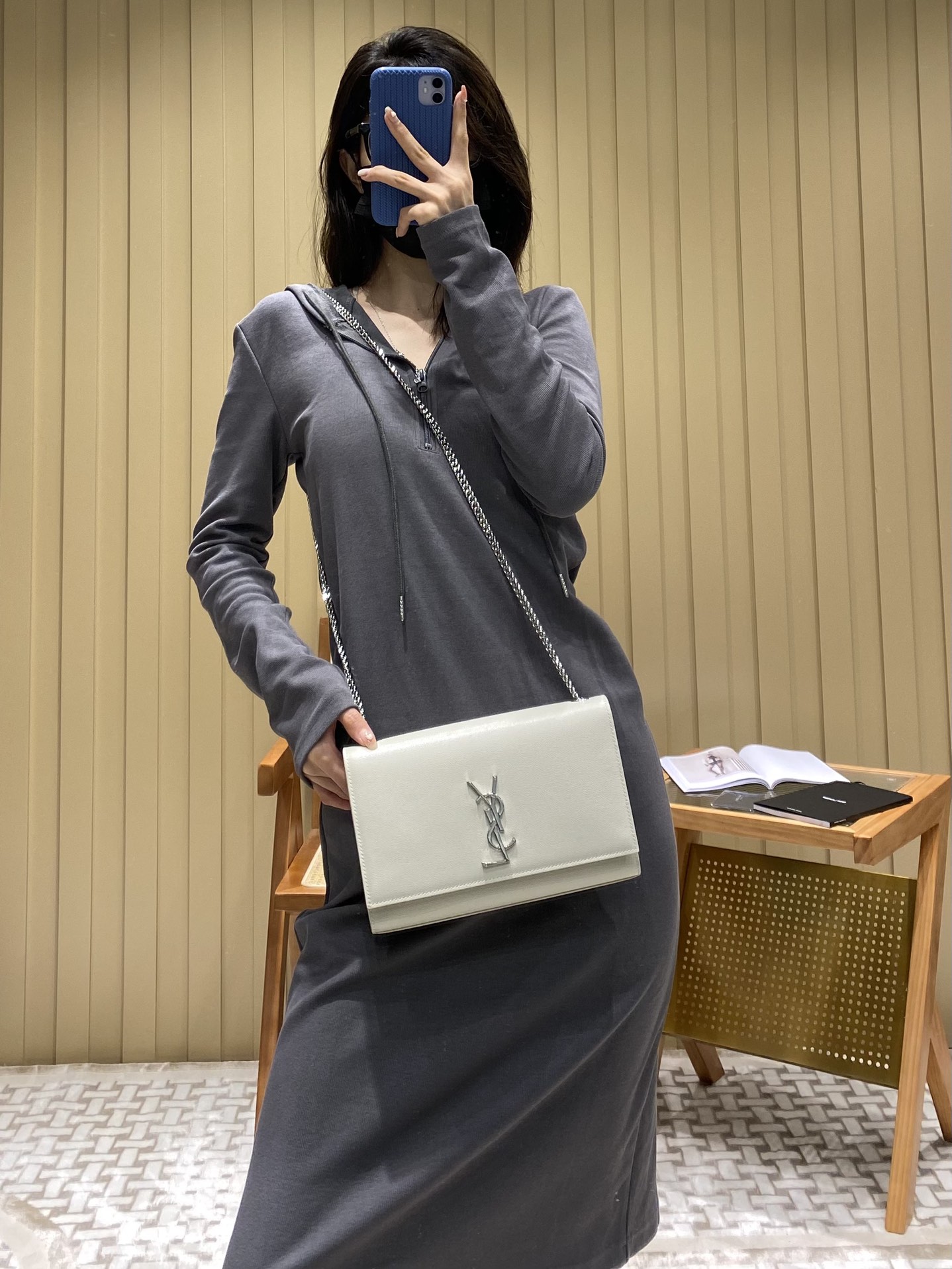 YSL 𝑲𝒂𝒕𝒆 𝟮𝟰𝒄𝒎 鱼子酱斜挎链条包 白色/银扣