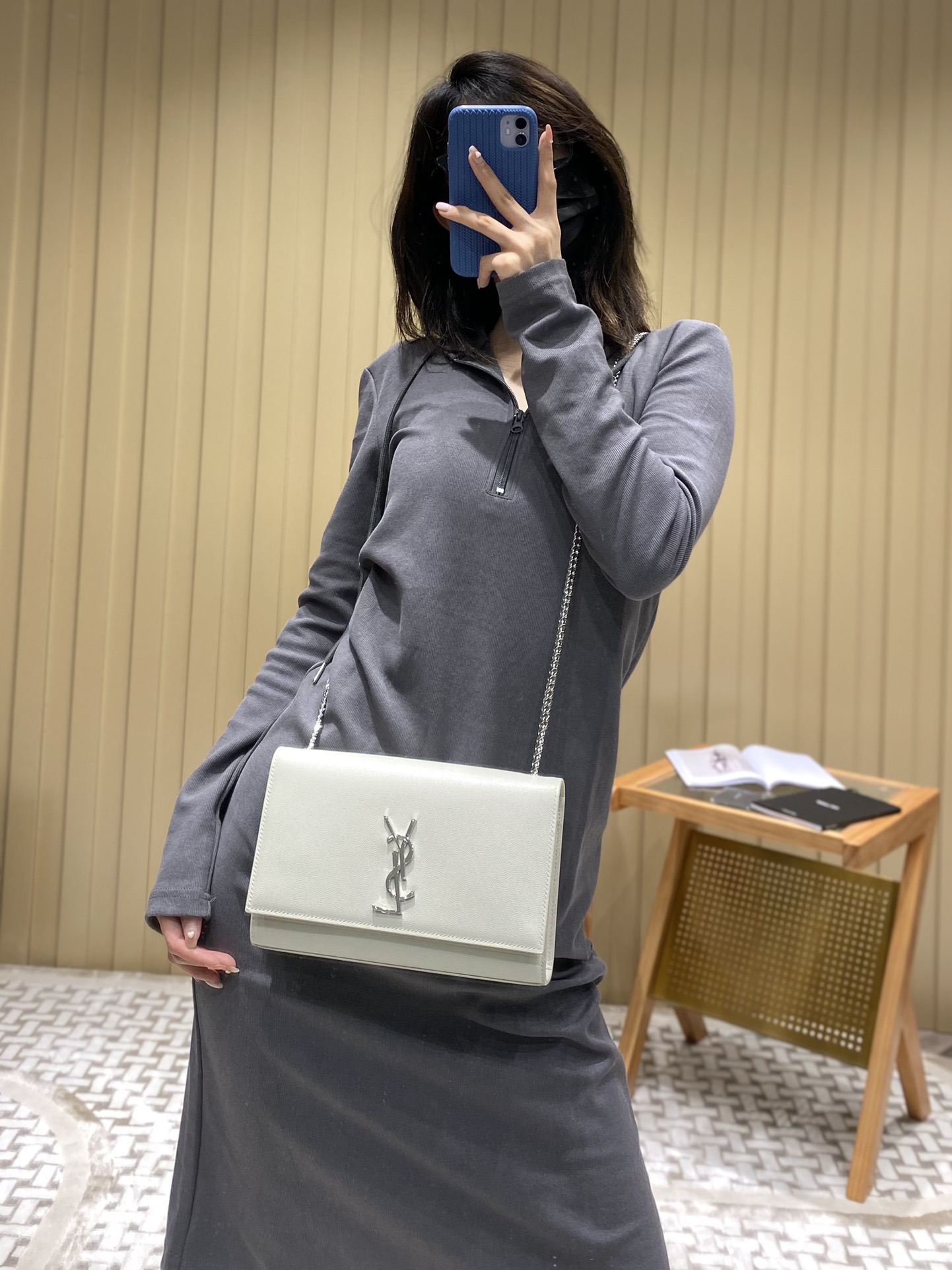 YSL 𝑲𝒂𝒕𝒆 𝟮𝟰𝒄𝒎 鱼子酱斜挎链条包 白色/银扣