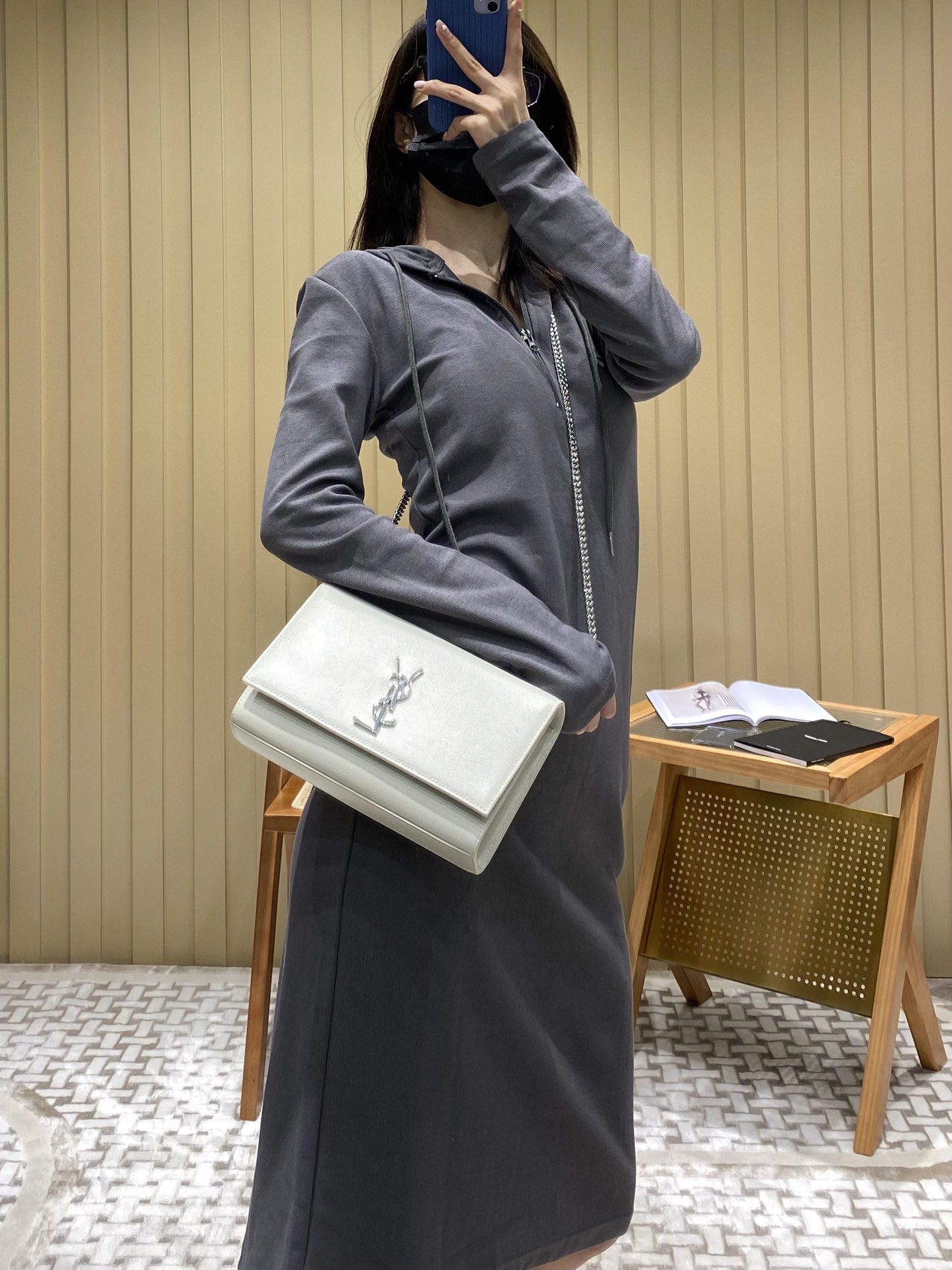 YSL 𝑲𝒂𝒕𝒆 𝟮𝟰𝒄𝒎 鱼子酱斜挎链条包 白色/银扣