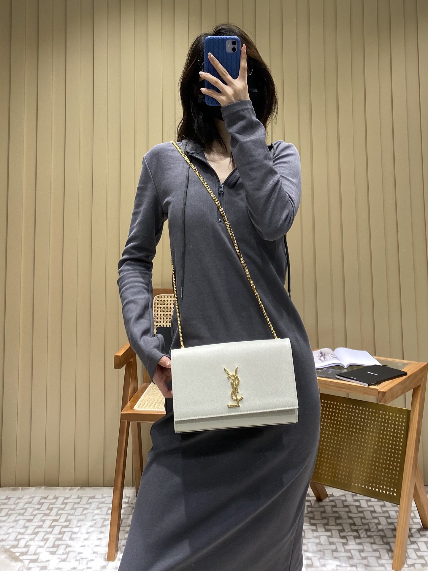 YSL 𝑲𝒂𝒕𝒆 𝟮𝟰𝒄𝒎 鱼子酱斜挎链条包 白色/金扣