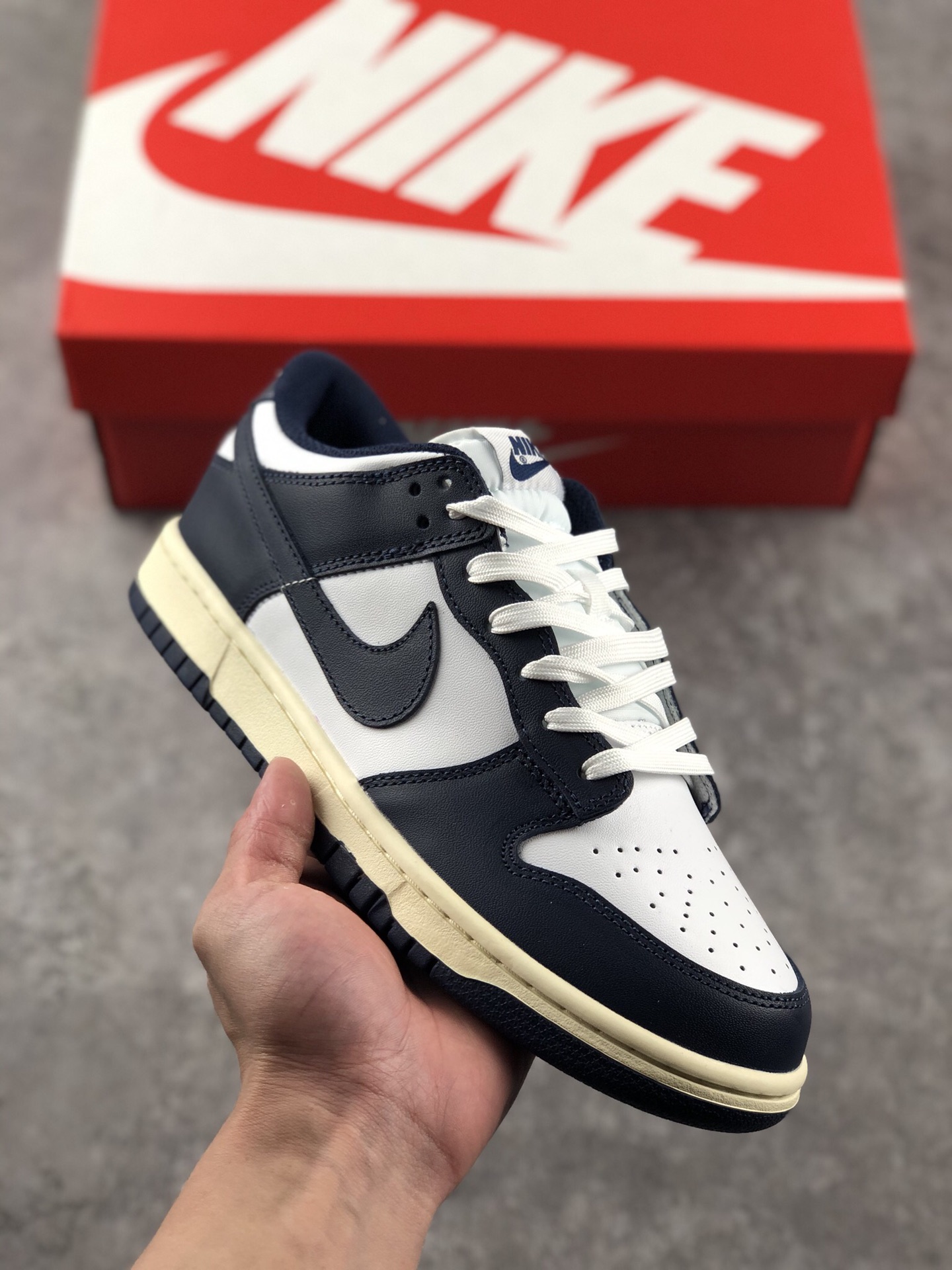 本地自取 核心放店
NK SB Dunk Low 
海军蓝做旧 大厂纯原出品
#原厂织唛标 一致匹配原版
#全市场唯一正确鞋带绑法
#原楦原纸板开发 匹配原版98%以上
#后跟垫棉独家呈现 后跟反口里弧度正确
#全新后跟电绣 电绣针数与正品一致
#原厂皮料 百分百一致发售zp
SIZE：36 36.5 37.5 38 38.5 39 40 40.5 41 42 42.5 43 44 45 46