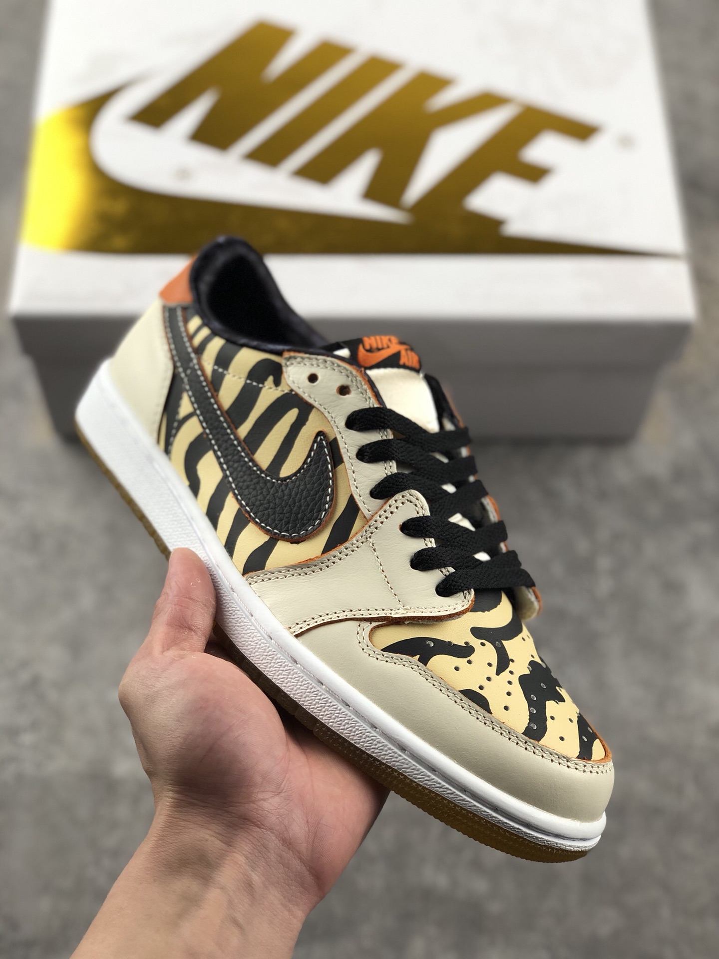 本地自取 支持放店
Air Jordan 1 Low 低帮篮球鞋 官方同步配色 原装级产物 公司原鞋购回重新打版开模 拒绝公底 购置公司同步原材料 都有细节还原95%全网最高版本 原汁原味 忠于原版 货号：DH6932-100
Size：36 36.5 37.5 38 38.5 39 40 41 42 42.5 43 44 44.5 45 46