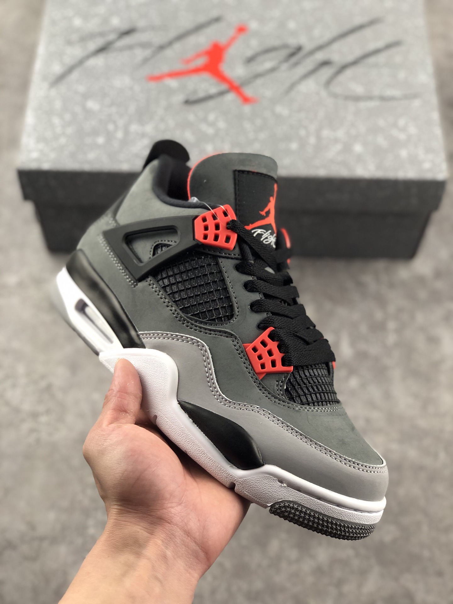 本地自取 核心放店
【官方纯原版本 诠释市场最强四代】
Air Jordan 4 Rerto“Infrared”  
黑灰红 红外线 全码出货通知
纯原市场最高工艺复刻 无色差修正
#原盒原配  独家配原鞋拆解开发
#原楦原纸板开发 全市场最纯正四代版型
#原底真实气垫 回弹反馈充足
完美鞋楦打造 市面最高工艺 
一切细节如图实拍，所见所得‼
原装头层皮冲裁 仅皮料成本碾压市售“最高版本”
货号：DH6927-061
Size: 40 40.5 41 42 42.5 43 44 44.5 45 46 47.5