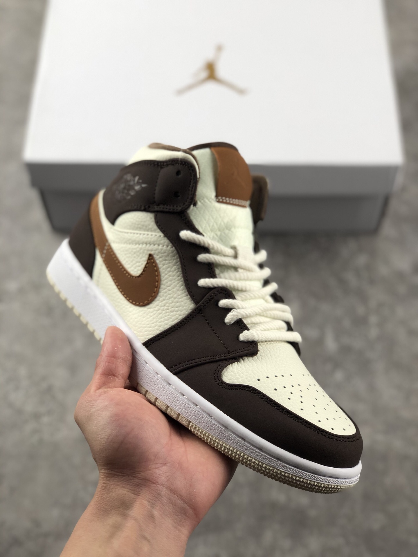 本地自取 终端放店
AIR Jordan 1 MID中帮复古篮球鞋 玄武岩棕 原装公司 36 36.5 37.5 38 38.5 39 40 40.5 41 42 42.5 43 44 44.5 45 46