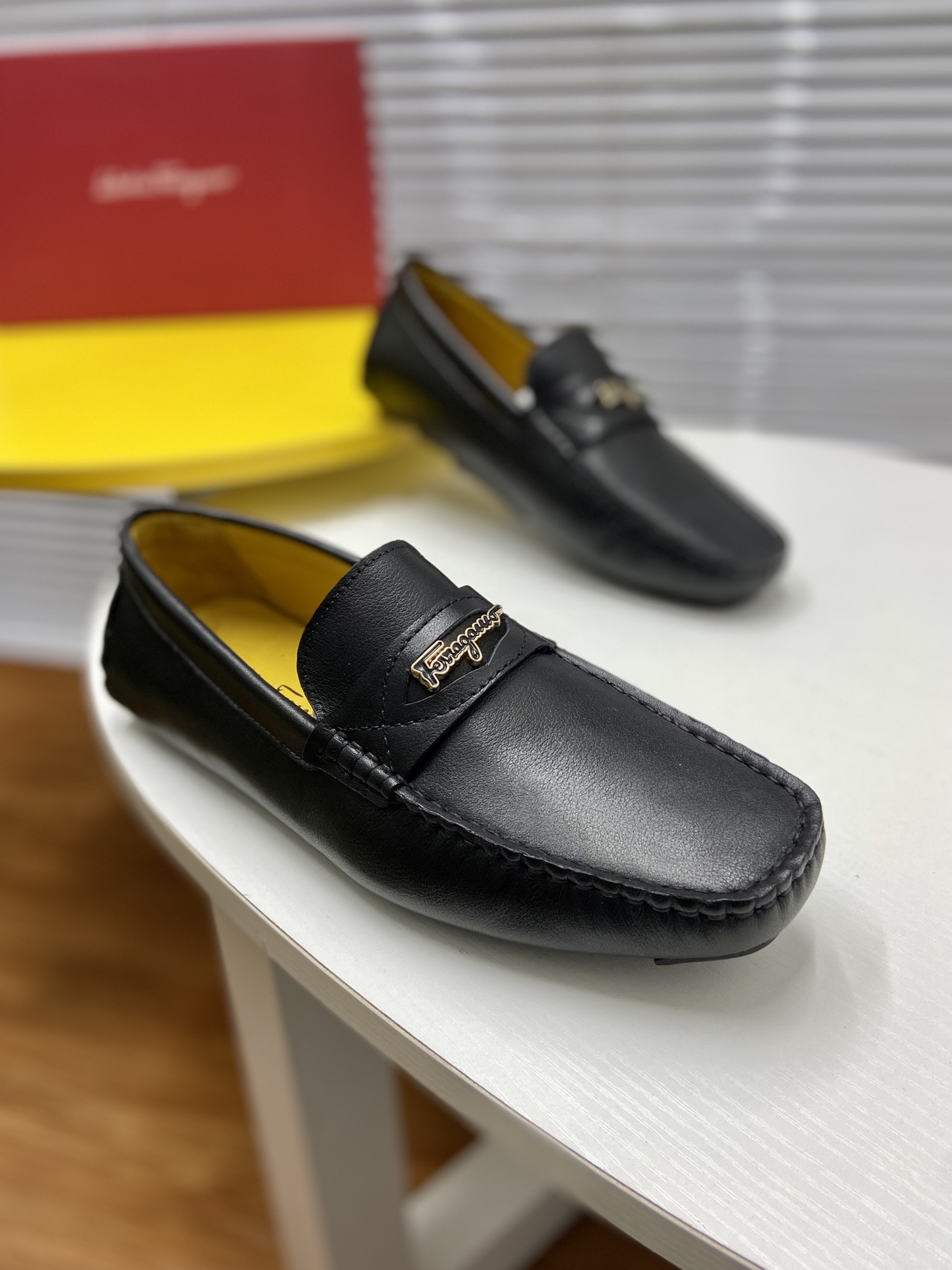 I0 ❤️Ferragamo菲拉格慕 最新男士套脚休闲豆豆鞋💪💪💪💎原版1：1开模💯采用意大利进口头层皮，奢华羊皮内里，柔软舒适，防滑耐磨大底，🌴高端大气，高品味男士首选🍍