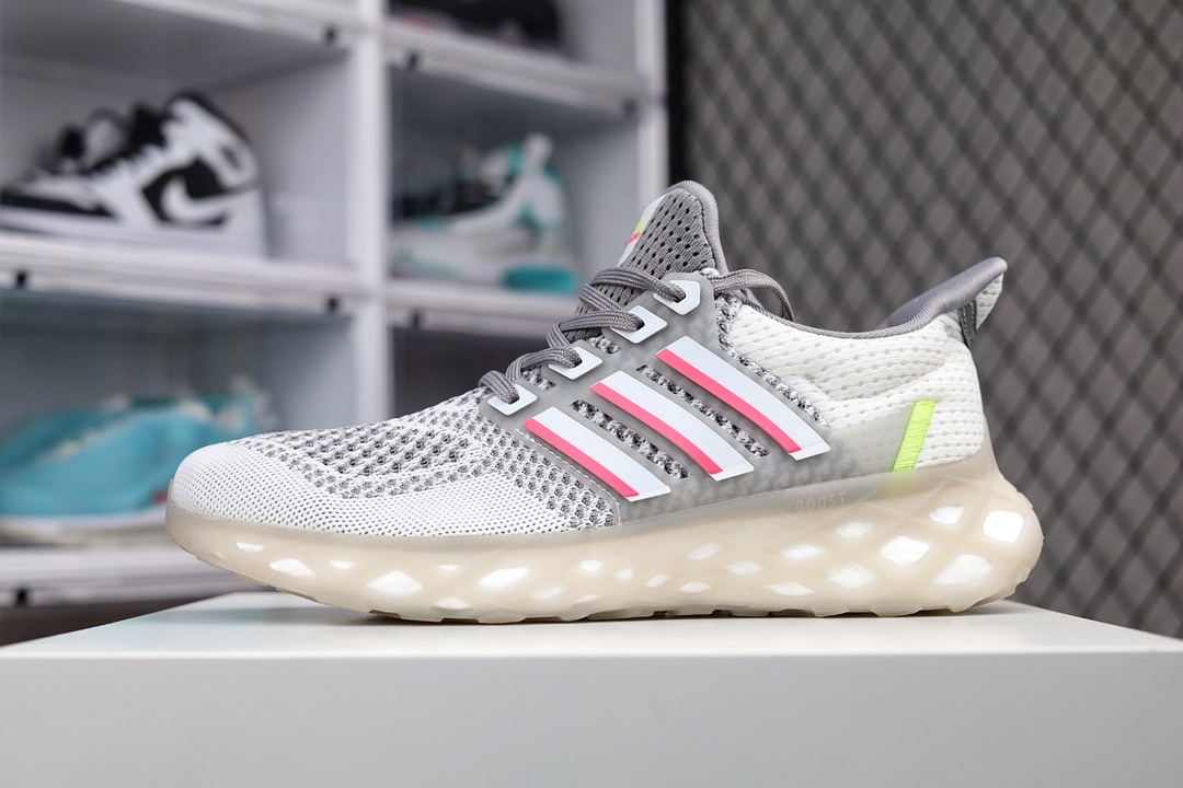 G5 Adidas Ultra Boost DNA Web最新款，此次最大变化是中底采用了橡胶网格包裹的全掌Boost技术，为整款鞋的稳定性带来了前所未有的提升，鞋面依旧延续了上代的Primeknit技术，减轻重量的同时也提供了非常不错的包裹性和透气性×552ZJR