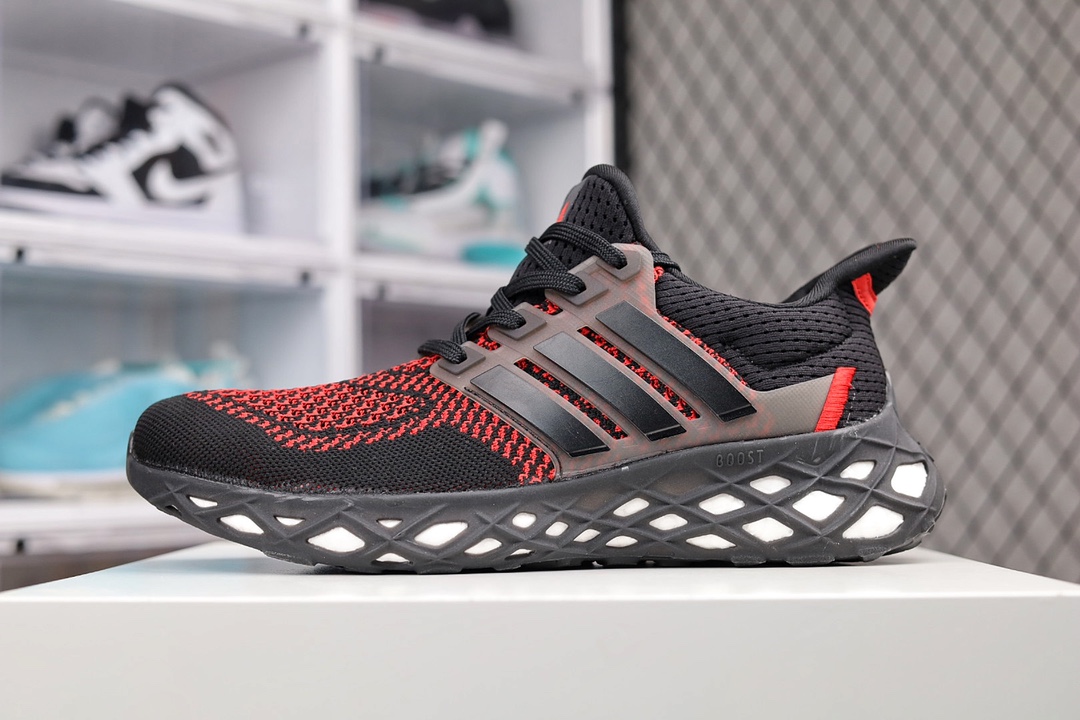 G5 Adidas Ultra Boost DNA Web最新款，此次最大变化是中底采用了橡胶网格包裹的全掌Boost技术，为整款鞋的稳定性带来了前所未有的提升，鞋面依旧延续了上代的Primeknit技术，减轻重量的同时也提供了非常不错的包裹性和透气性×552ZJR