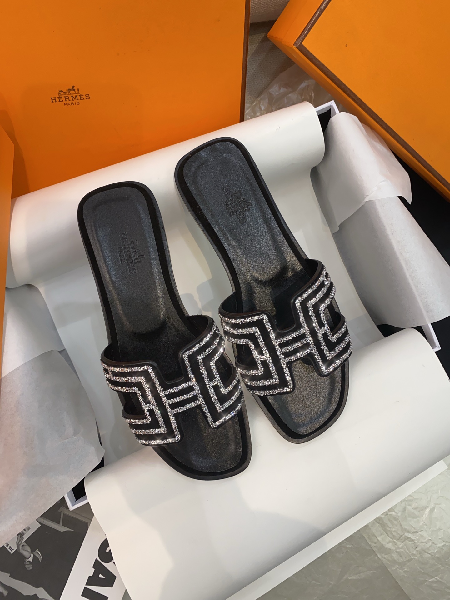 NO:254014,Hermes* Hermes latest flash diamond Oran flat-soled H slippers, available~ More real photos will be updated in the future, slippers, hermes, hermes, slippers,19860909herme*爱马仕最新闪钻Oran平底H拖鞋,有货~ 后续会更新更多实拍图,拖鞋,hermes,hermes,slippers,Women's Shoes