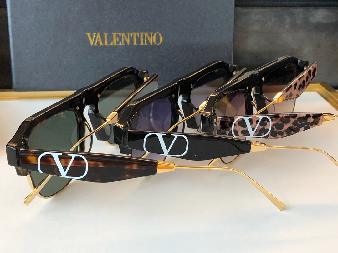Valentino华伦天奴金属铆钉装饰女士太阳眼镜
