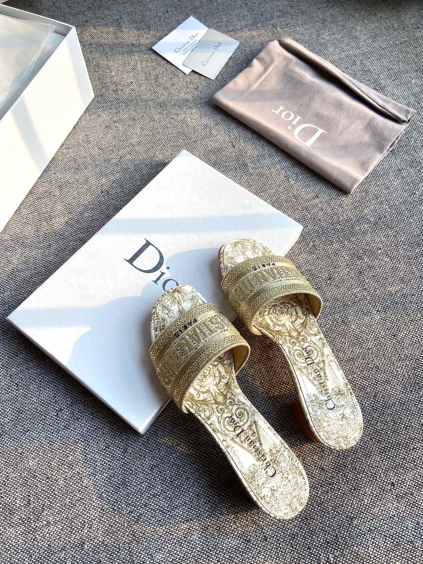Женские босоножки Dior на среднем каблуке