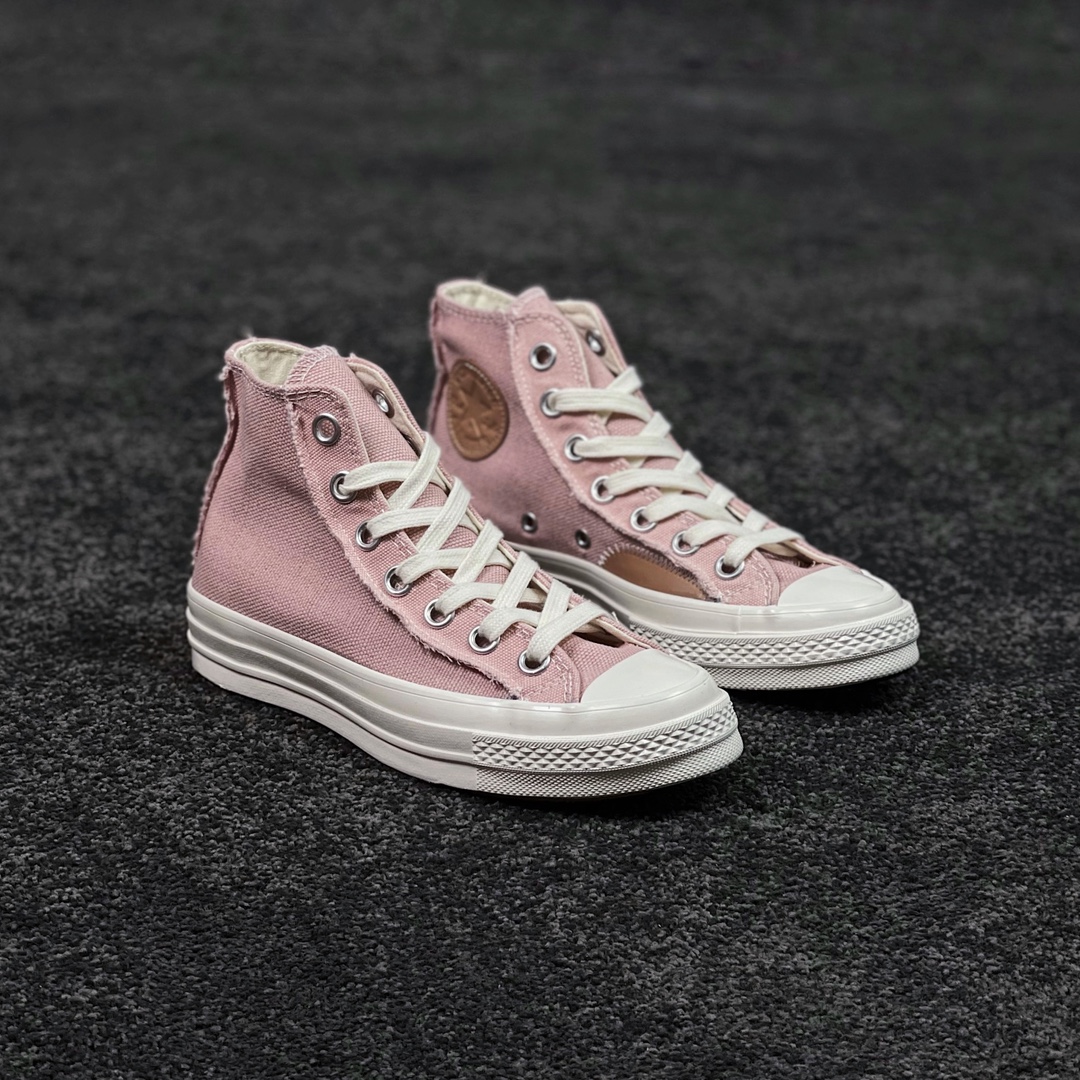 G0 Converse Chuck 1970s 冰淇淋新配色 新上架的匡威太清新了这个冰激凌浅粉和水兰色 太打动人拼接焦糖皮革补丁 一点也不违和鞋底和鞋带有大亮点