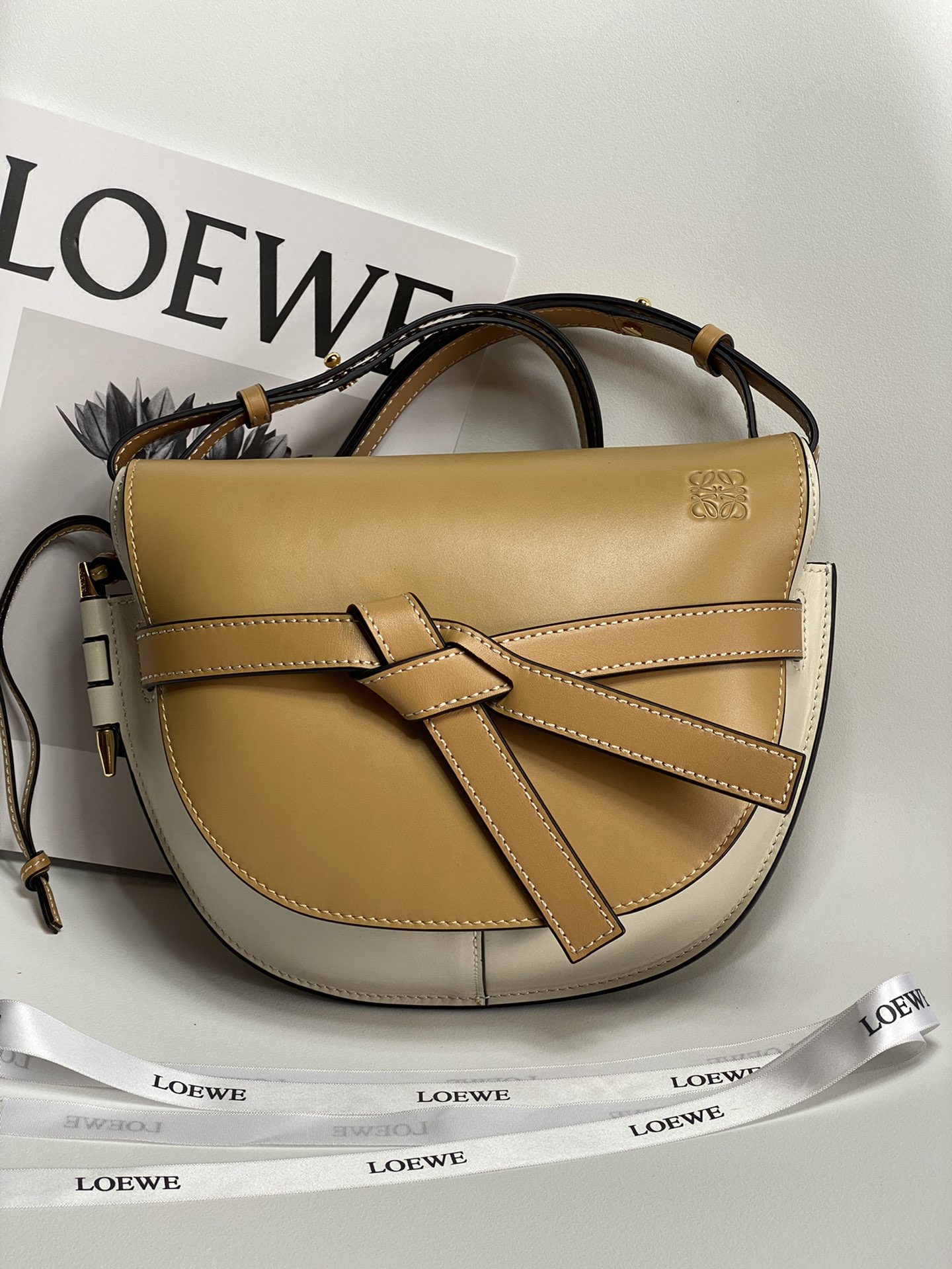 NO:175750,Genuine grade original leather version Gate chestnut color industry conscience, craftsmanship, the most discerning saddle bag, no bad reviews!  !  !  Gate saddle bag retro and neutral bow buckle is both decorative and the only opening and closing socket for the cover is super playful. Girly heart is full of skin inside and outside. Custom-grade calfskin small size20*19*12cm 56t20, special grade Luo Yiwei, loewe, cowhide19860909正品级 原厂皮版本 Gate 板栗色 业界良心 匠心之作 最屌马鞍包 无一差评！！！Gate马鞍包复古又中性蝴蝶结包带扣即是装饰又是包盖的唯一开合插口超级俏皮 少女心十足里外全皮 定制级小牛皮小号size20*19*12cm 56t20,特级罗意威,loewe,cowhide,Bag