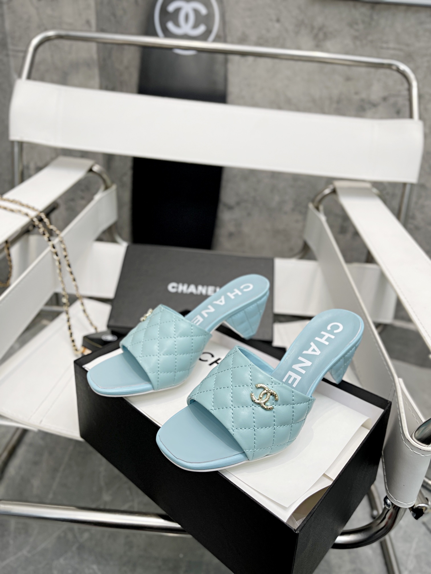 I5    Chanel 香奈儿小香—————— Chanel  SS2022打call✰小香纯原正品开发、历经一月拆卸 调试 现在终于出货了————❥金色双Ｃlogo 开模✰顶级版本 ♥♠内敛低调奢华并且瘦腿、上角非常舒服、诚信推荐☆原版大底 ♥专柜正品一比一定制全套包装盒