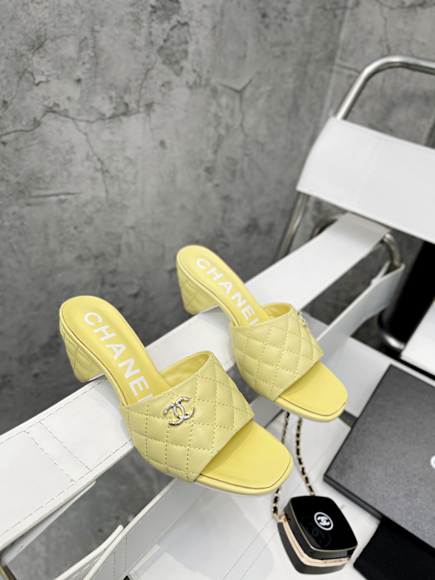 I5    Chanel 香奈儿小香—————— Chanel  SS2022打call✰小香纯原正品开发、历经一月拆卸 调试 现在终于出货了————❥金色双Ｃlogo 开模✰顶级版本 ♥♠内敛低调奢华并且瘦腿、上角非常舒服、诚信推荐☆原版大底 ♥专柜正品一比一定制全套包装盒