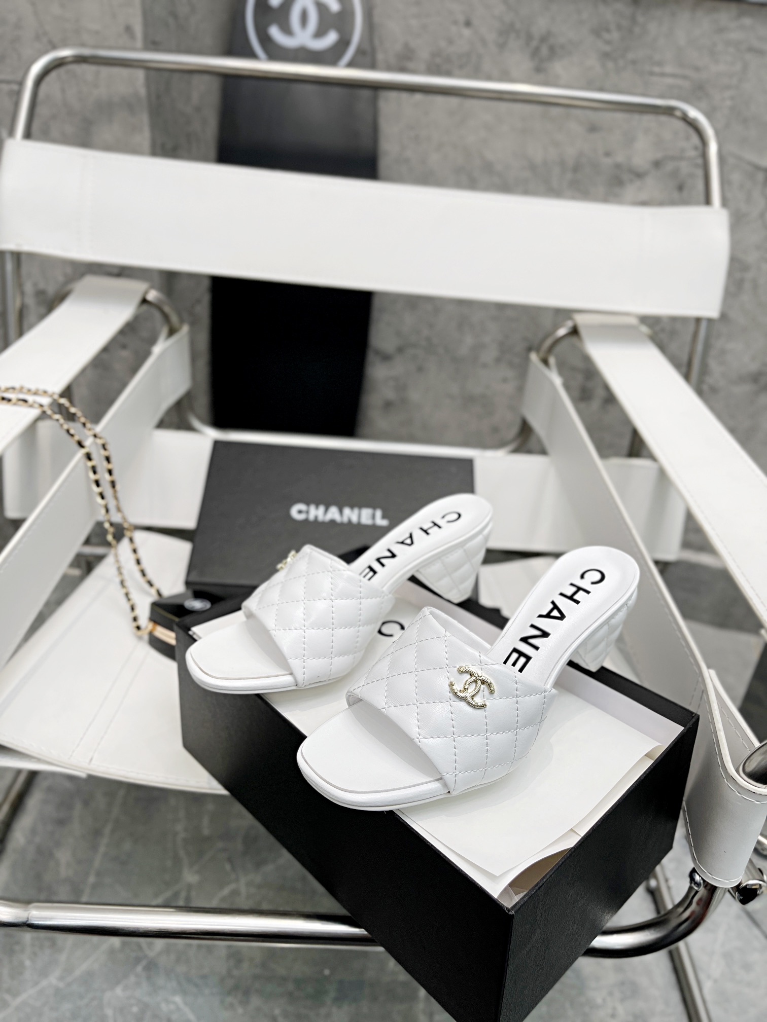 I5    Chanel 香奈儿小香—————— Chanel  SS2022打call✰小香纯原正品开发、历经一月拆卸 调试 现在终于出货了————❥金色双Ｃlogo 开模✰顶级版本 ♥♠内敛低调奢华并且瘦腿、上角非常舒服、诚信推荐☆原版大底 ♥专柜正品一比一定制全套包装盒