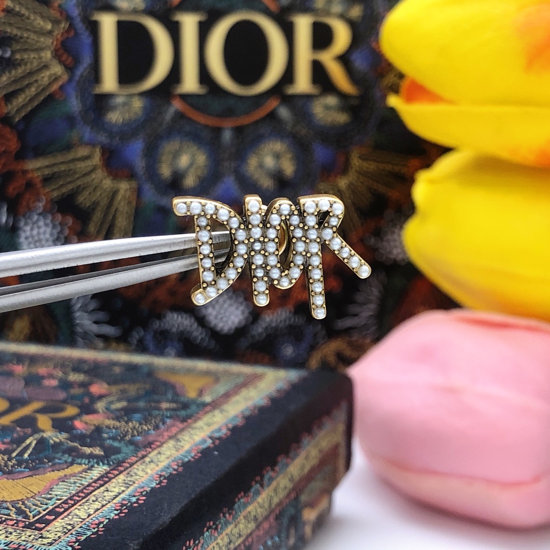 编号DED0085
迪奥 原单新品DIOR字母迷珠耳钉 高端品质，专柜11开模，专柜原版同黄铜材质！ 高