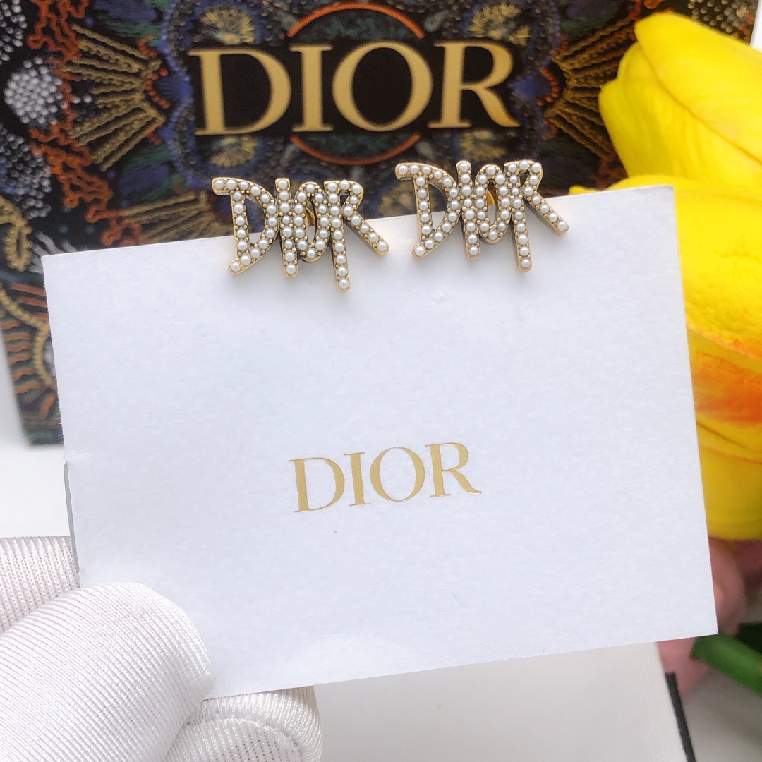 编号DED0085
迪奥 原单新品DIOR字母迷珠耳钉 高端品质，专柜11开模，专柜原版同黄铜材质！ 高