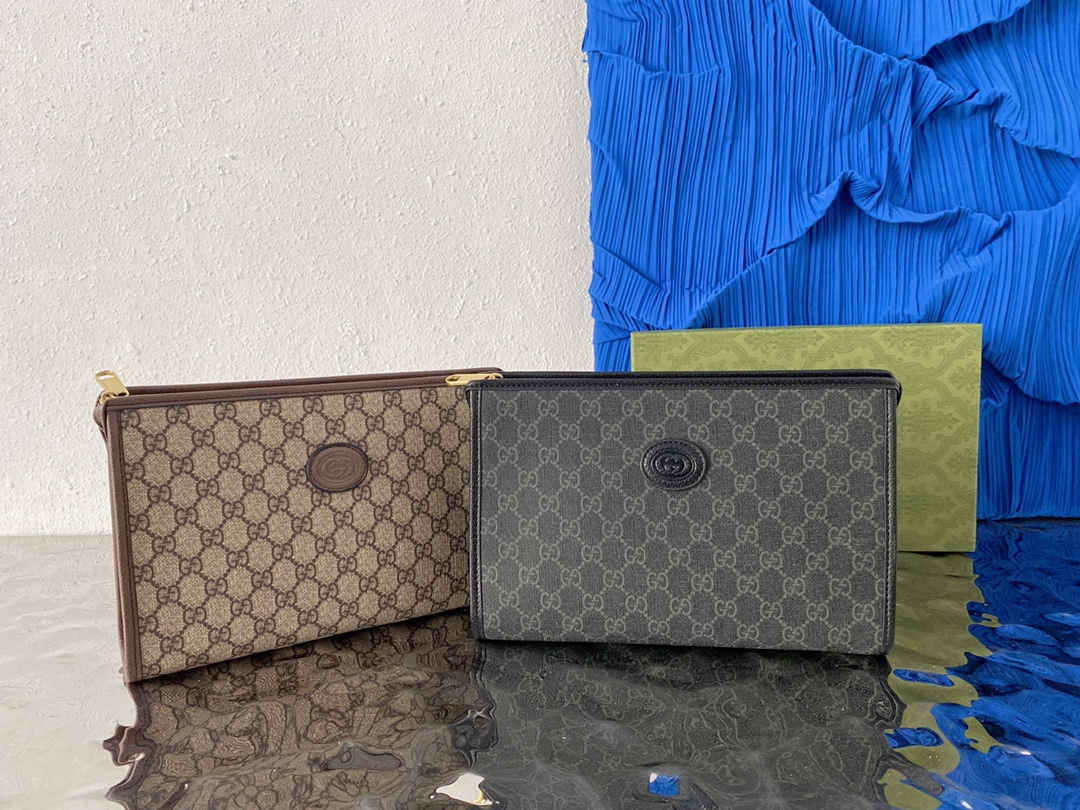 J0  Gucci 古奇   GG互扣印花手拿包 洗漱包 手袋 采用精湛镶嵌细工，经典百搭 实物拍摄 配送小票 防尘袋 礼盒 27 x 18 cm。