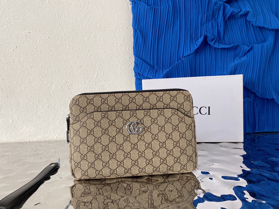 I5  Gucci 古奇   GG印花手拿包 洗漱包 手袋 采用精湛镶嵌细工，经典百搭 实物拍摄 配送小票 防尘袋 礼盒 28 x 19 cm。