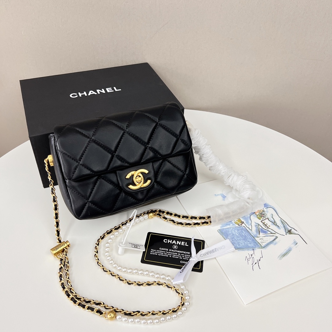 香奈儿最新爆款珍珠方胖子💰240 羊皮配珍珠链条.经典菱格口盖包.饰以金色链子与按钮设计坠饰.肩带可调节长短.香润饰手袋.脱颖而出.演绎永恒的优雅. 规格:19*13*6cm