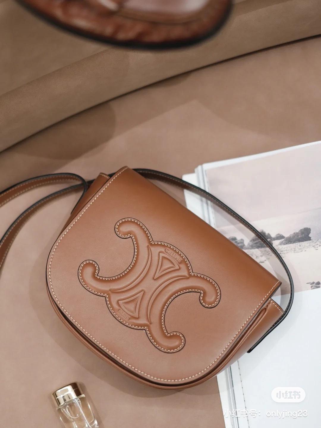 NO:213532,CELINE saddle bags are also very suitable for commuting. CELINE's early spring CUIR TRIOMHE series is the FOLCO saddle bag that makes me fall in love at first sight. The brown bag is very gentle and matches the coat. The upper body is elegant and elegant. The capacity is enough for daily use. The wallet, key, headphones, and cosmetics can be installed~, Celine, celine, celine, wallets19860909CELINE马鞍包也太适合通勤了 CELINE 早春主打CUIR TRIOMHE系列中 FOLCO马鞍包是让我一见钟情的 棕色系的包包很温柔 和大衣超级搭 背上身气质又优雅 容量足够日常使用啦 钱包、钥匙、耳机、化妆用品通通都能装下~,赛琳celine,celine,celine,wallets,Bag