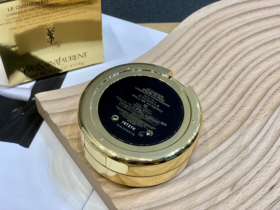 85💰专柜品质
圣罗兰皮革、B10#YSL皮革气垫好看的小姐姐都在用圣罗兰皮革气垫!简直太美啦!!
轻松get清透奶油肌!粉质真的巨细腻,上脸轻薄又服帖,用了就跟妈生好皮一样!遮瑕力也真的很好!
将高定信封包的皮革用到墨水气垫上,V纹外缝线搭配黄铜色YSL logo,满满的奢华高级感,出街必备的高定配饰