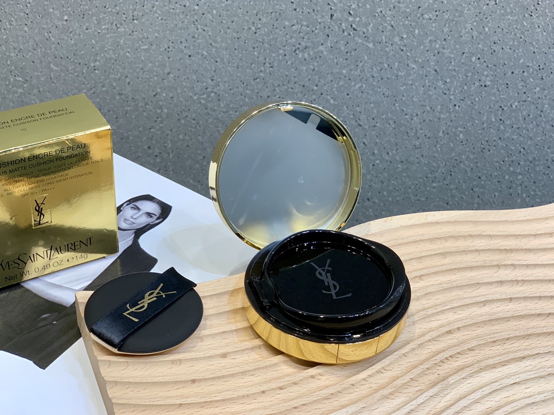 85💰专柜品质
圣罗兰皮革、B10#YSL皮革气垫好看的小姐姐都在用圣罗兰皮革气垫!简直太美啦!!
轻松get清透奶油肌!粉质真的巨细腻,上脸轻薄又服帖,用了就跟妈生好皮一样!遮瑕力也真的很好!
将高定信封包的皮革用到墨水气垫上,V纹外缝线搭配黄铜色YSL logo,满满的奢华高级感,出街必备的高定配饰