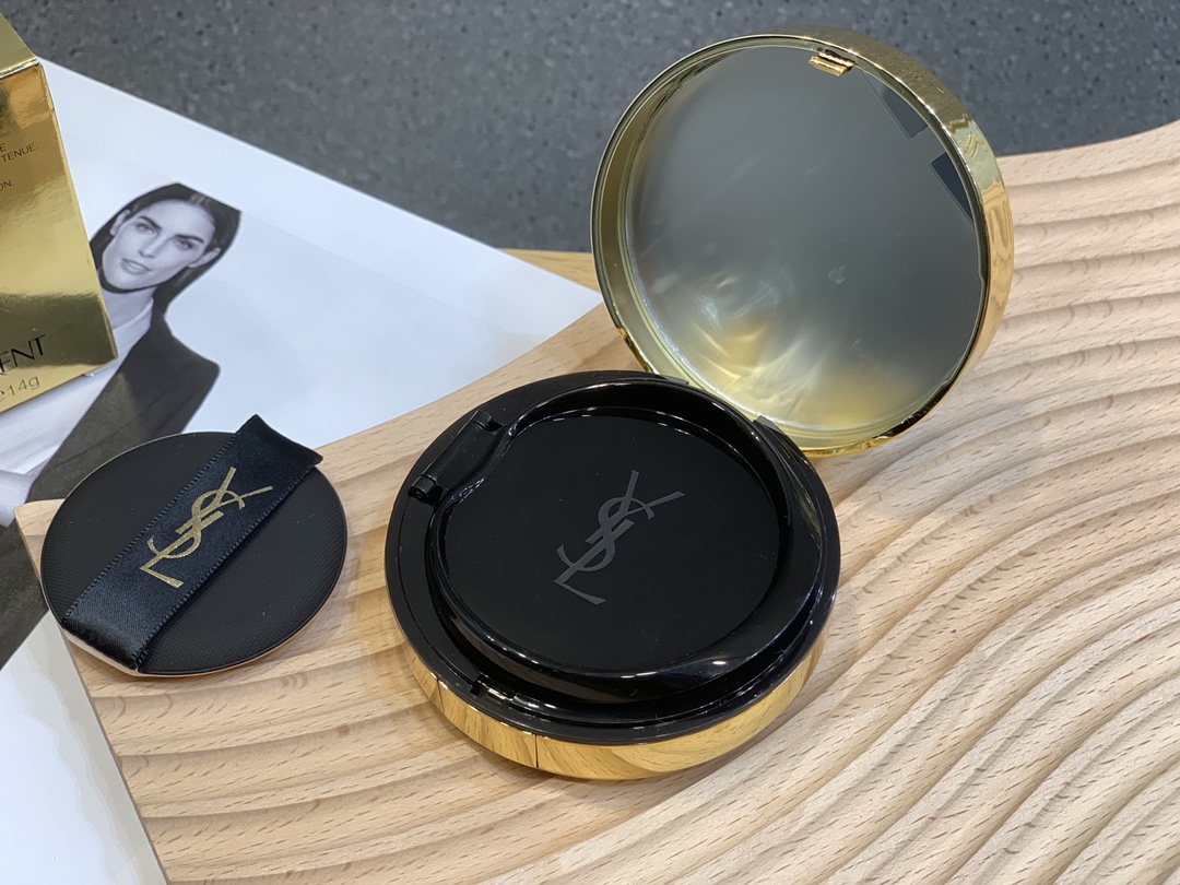 85💰专柜品质
圣罗兰皮革、B10#YSL皮革气垫好看的小姐姐都在用圣罗兰皮革气垫!简直太美啦!!
轻松get清透奶油肌!粉质真的巨细腻,上脸轻薄又服帖,用了就跟妈生好皮一样!遮瑕力也真的很好!
将高定信封包的皮革用到墨水气垫上,V纹外缝线搭配黄铜色YSL logo,满满的奢华高级感,出街必备的高定配饰