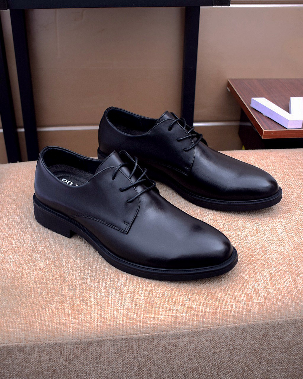 I5 。  普拉达 Prada 专柜款原版完美复刻👉奢华时尚的高端产品✊ 完美的楦型加上顶级的手工制作，使得本款鞋子立马形成了一股浓郁的贵族气息。进口头层牛皮 G5 %牛皮💋真皮内里🎶法国进口皮鞋专用橡胶组合大底😍颜色：图片色☕️