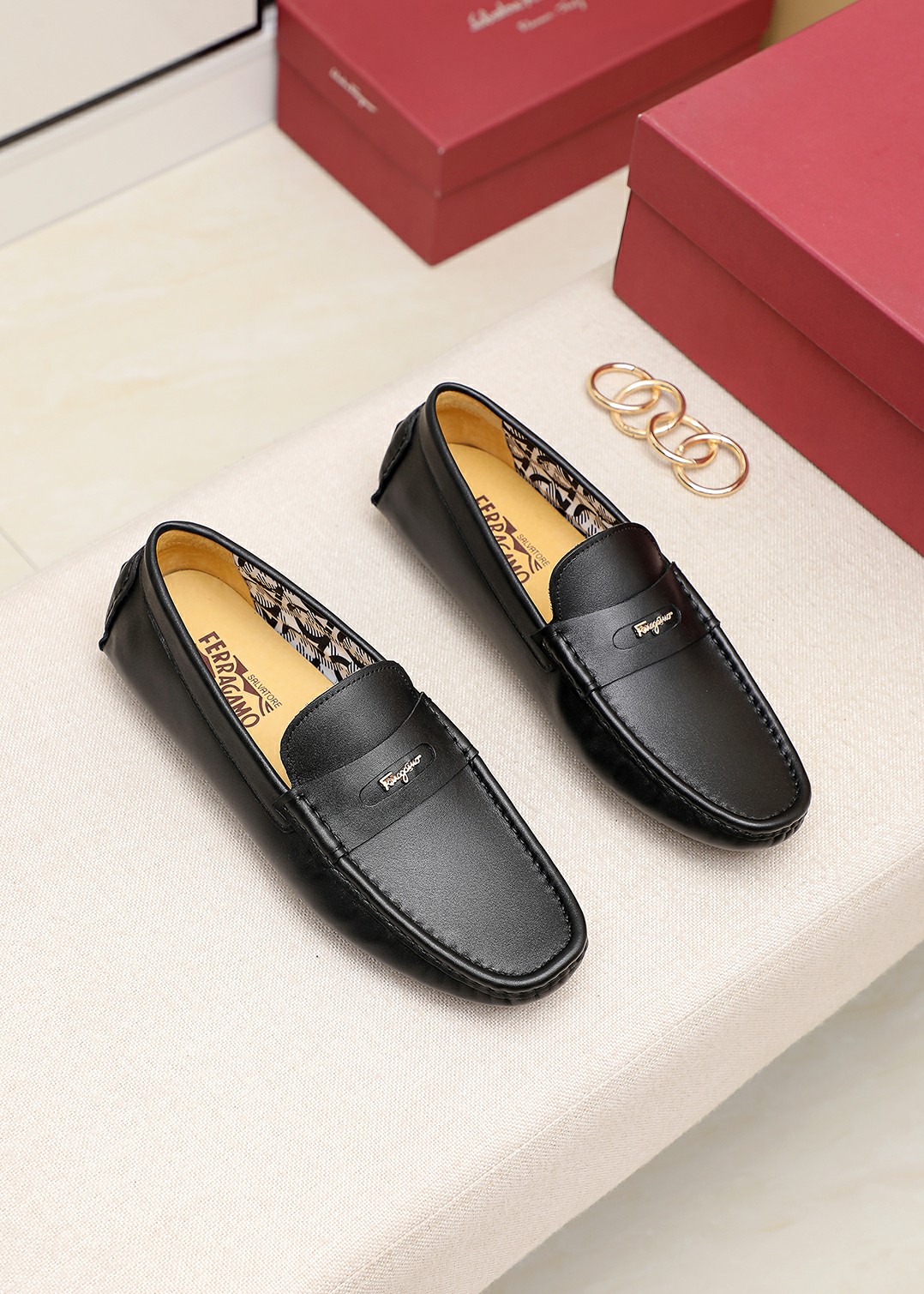 I0 菲拉格慕 .男士休闲豆豆鞋，全上市💥👍，采用进口意大利牛皮高温压花+最新五金扣，水染猪皮内里制作，橡胶耐磨大底，潮男订制，百搭款，配码 38-44…